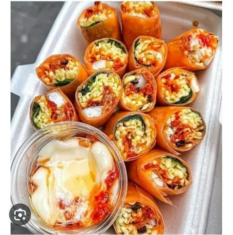 Hình ảnh Bánh tráng cuộn chấm sốt mayonnaise. có 3 cuộn