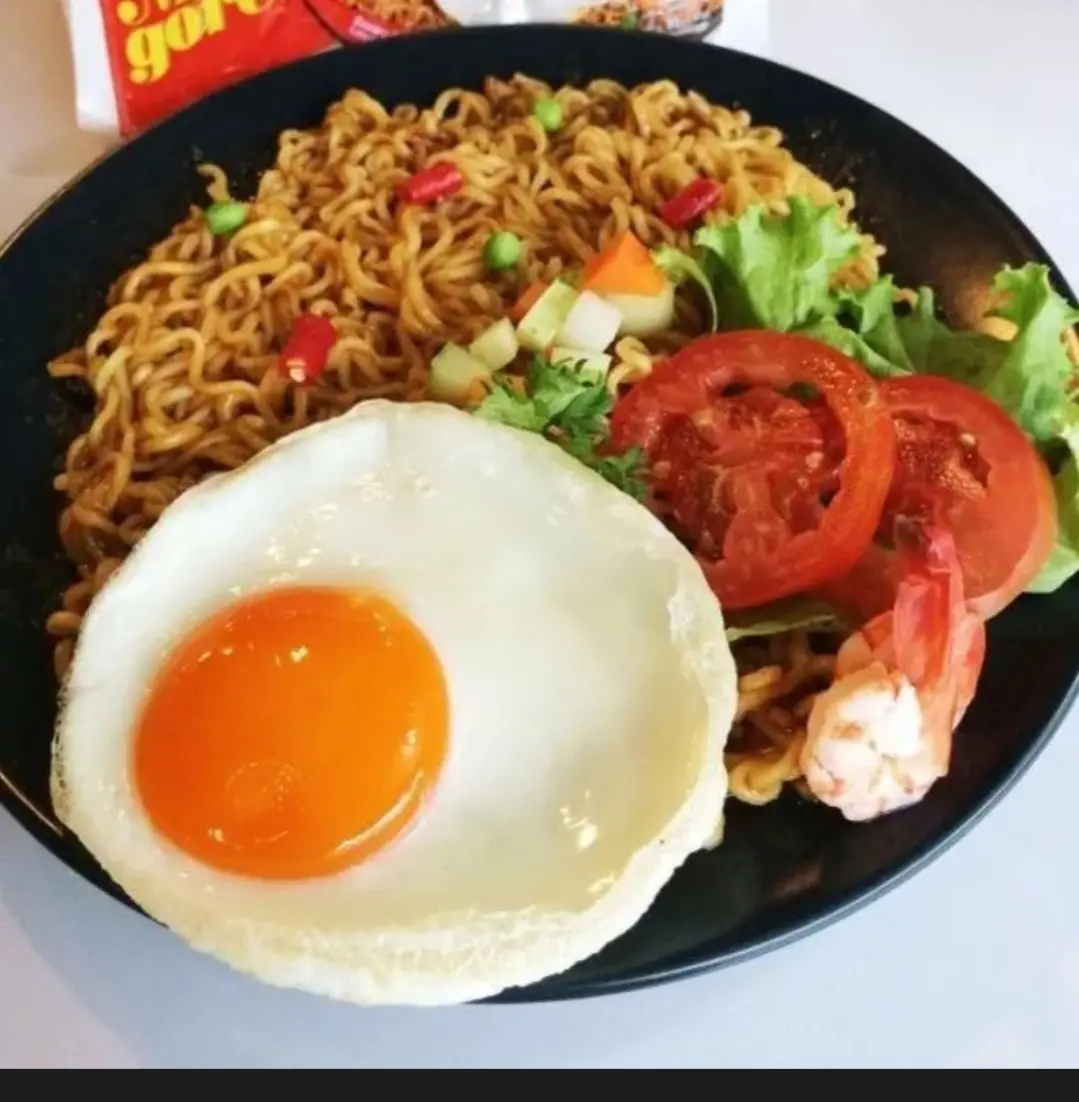 Hình ảnh Mì trộn TÓP MỠ TRỨNG CHIÊN RAU CỦ