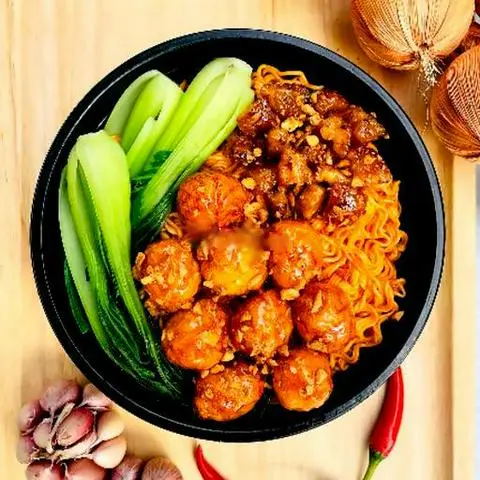 Hình ảnh Mì trộn tóp mỡ trứng cút lắc mắm tỏi