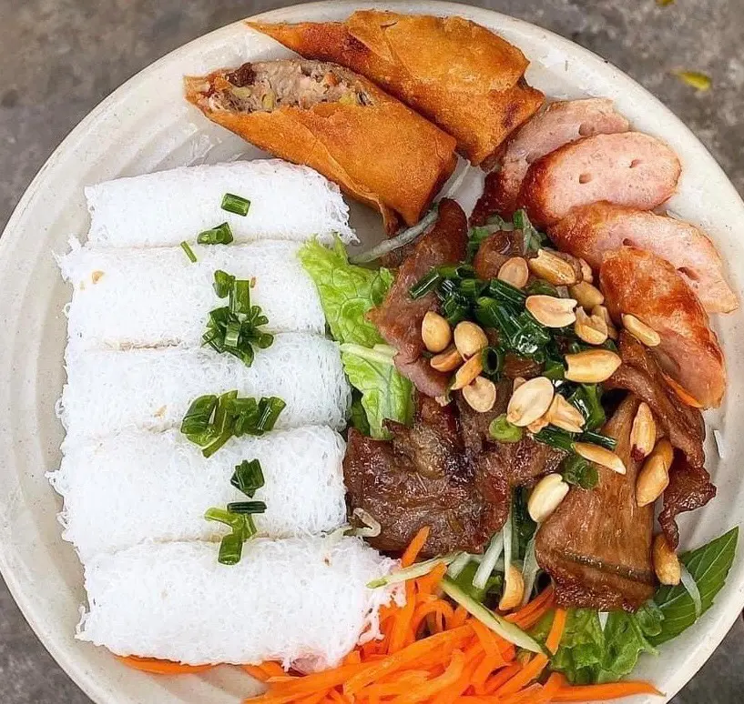 Hình ảnh Đặc biệt bánh hỏi thịt nướng, nem nướng, chả giò