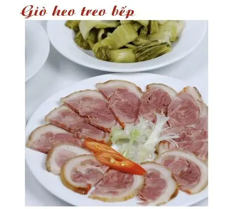 Hình ảnh Giò heo treo bếp