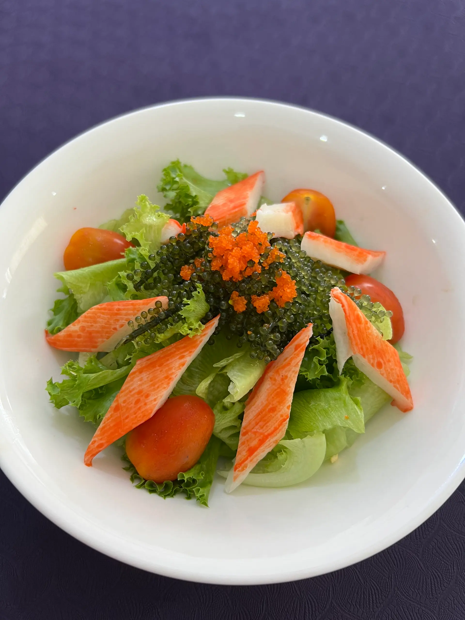 Hình ảnh Salad thanh cua trứng tôm kèm sốt