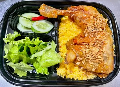 Hình ảnh cơm chiên đùi gà góc tư mắm tỏi  