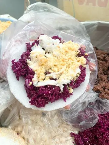 Hình ảnh Xôi Lá Cẩm Cuốn Bánh Tráng