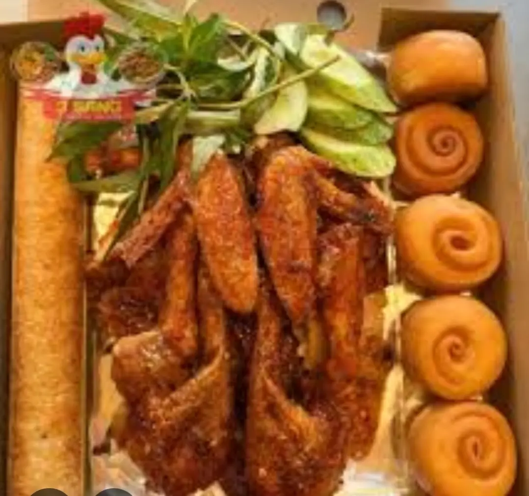 Hình ảnh cambo1 gà nướng muối ớt con lớn+ 1 ống cơm lam+ 6 cái bánh bao chiên giòn 