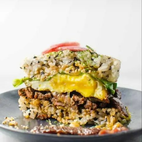 Hình ảnh Cơm kẹp thịt heo kimchi spam phô mai - 스팸제육김치 밥버거