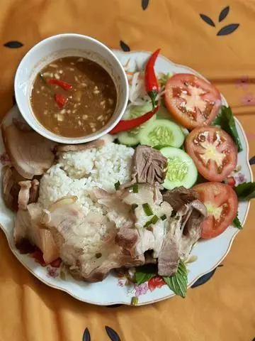 Hình ảnh Cơm Thịt Luộc Chấm Mắm Nêm