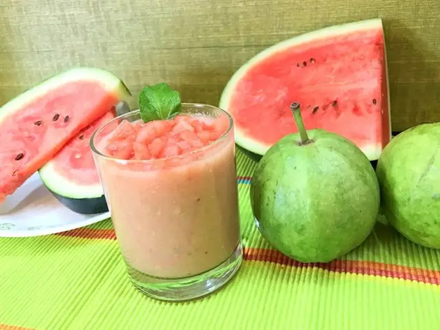 Hình ảnh Ổi - dưa hấu- ly nhựa 1l