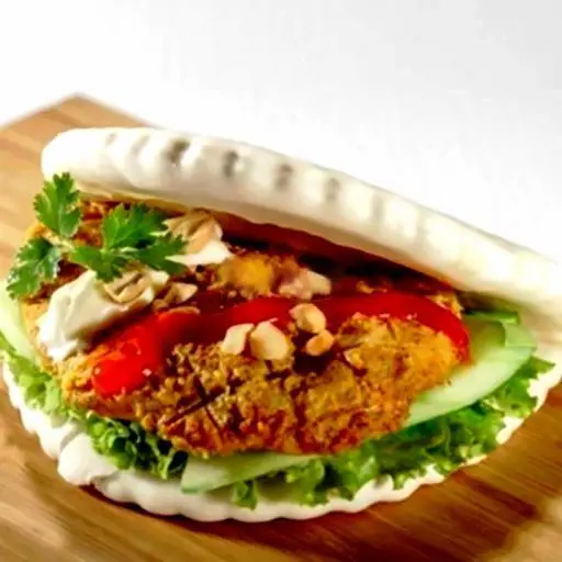 Hình ảnh Bánh bao kẹp gà nướng kiểu Malaysia