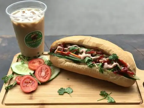 Hình ảnh Bánh Mì Pate Trứng xúc xích & Trà Dâu Tắc