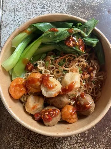 Hình ảnh Mì trộn cá viên, bò, tôm 
