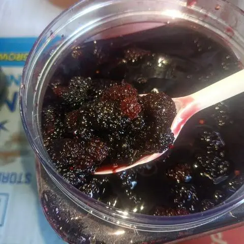 Hình ảnh sữa chua lắc dâu tằm ngâm 