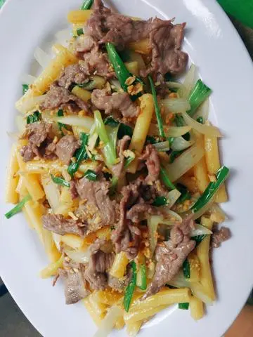 Hình ảnh Nui xào Bò với hành tây
