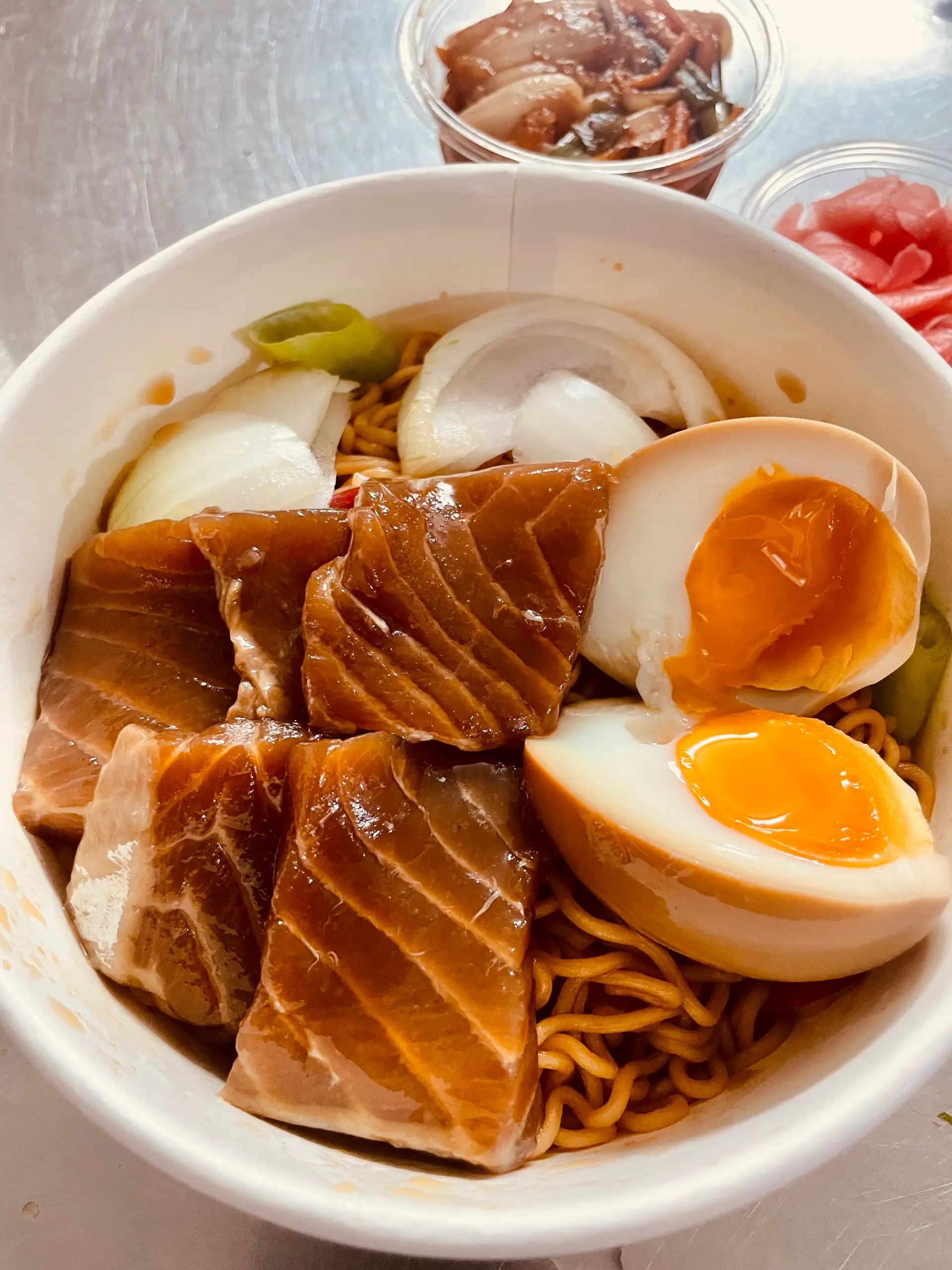 Hình ảnh Mỳ Trộn Cá Hồi & Trứng Gà Ngâm Tương 