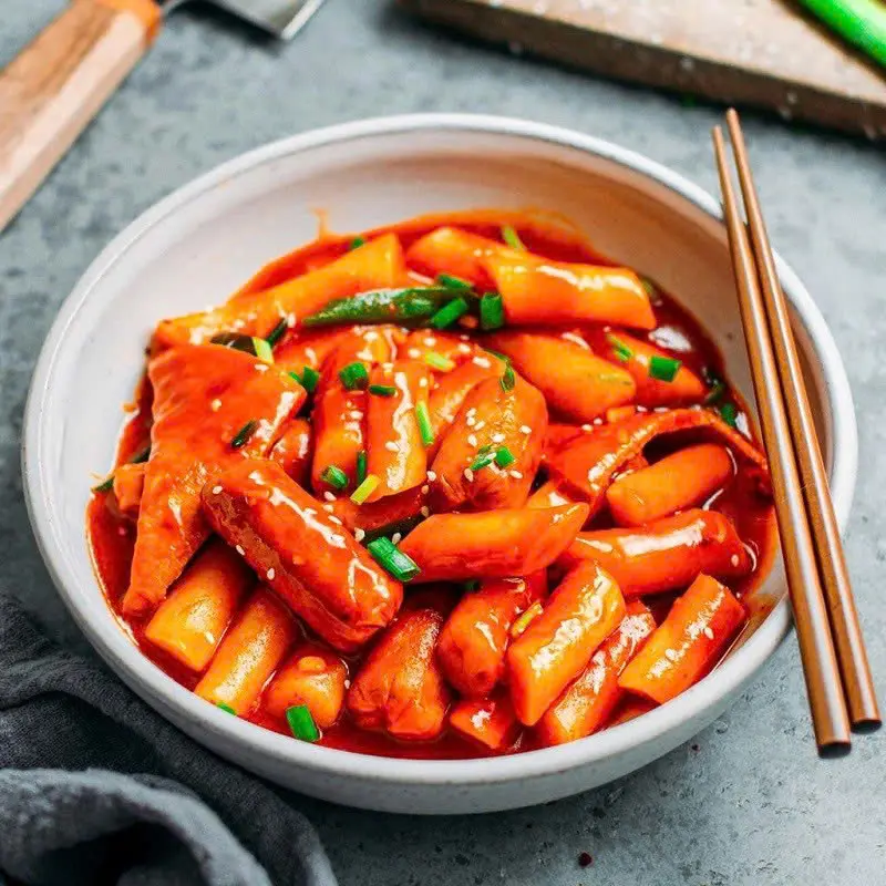 Hình ảnh Tokbokki với cá viên và xúc xích