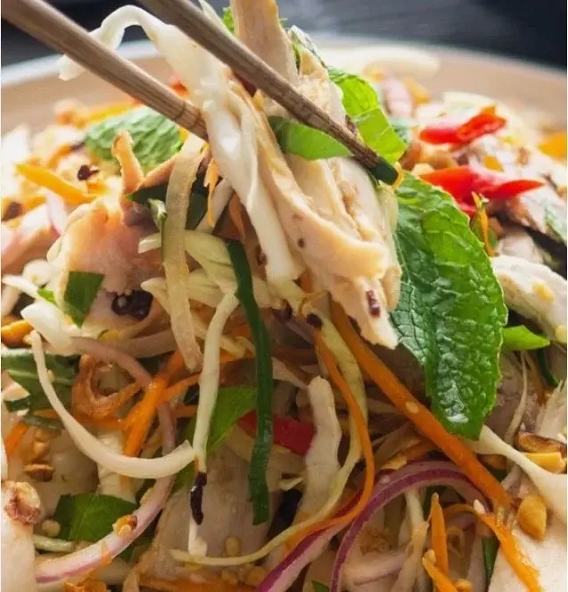 Hình ảnh gà xé trộn rau răm hành Tây phần 2 người kèm cơm 