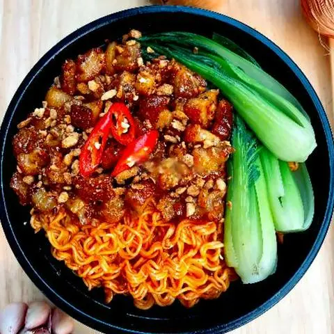 Hình ảnh Mì trộn tóp mỡ mắm tỏi - nhiều tóp mỡ