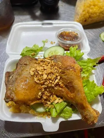 Hình ảnh Cơm đùi gà góc tư mắm tỏi