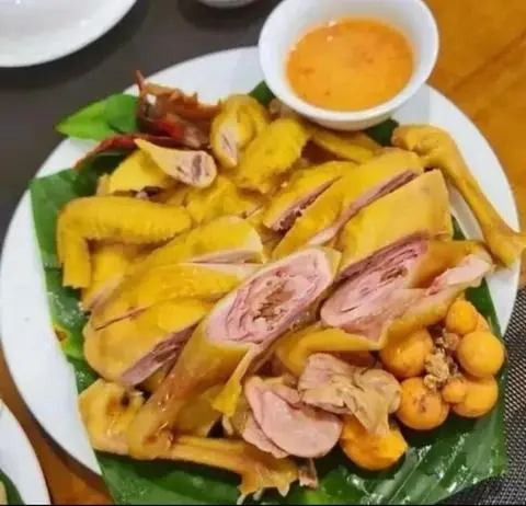 Hình ảnh Gà Luộc Nước Dừa nguyên con  có trứng non(chặt sẵn)