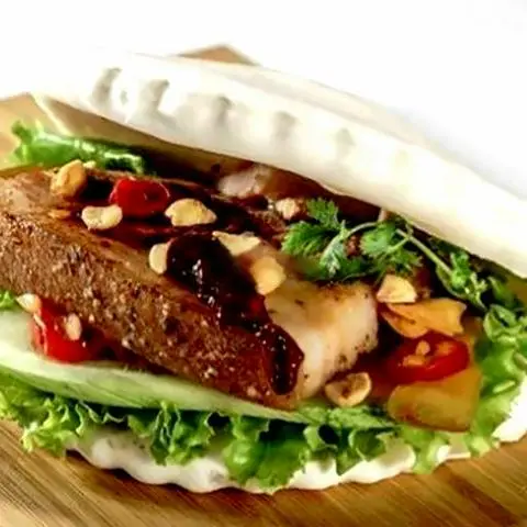 Hình ảnh Bánh bao kẹp thịt ba chỉ hầm thảo mộc