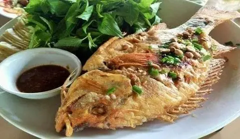 Hình ảnh cơm cá diêu hồng chiên mắm, nguyên con.