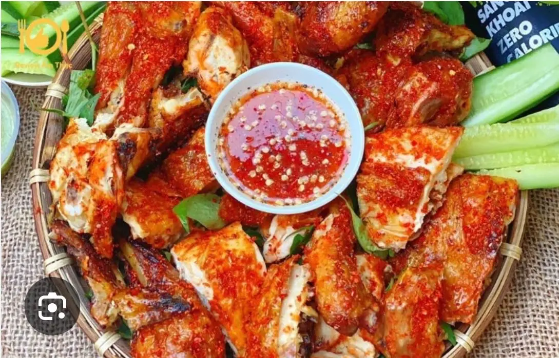 Hình ảnh combo Gà nướng muốt ớt + 4 cái bánh bao gà cắt nhỏ kèm nước chấm gia truyền