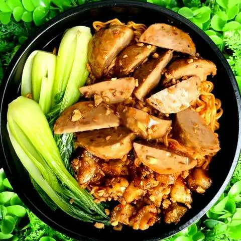 Hình ảnh Mì trộn tóp mỡ bò viên mắm tỏi