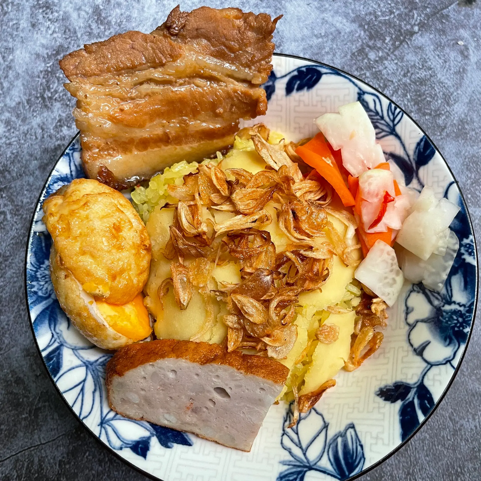 Hình ảnh Xôi xéo Thịt kho + Trứng kho + Chả mỡ