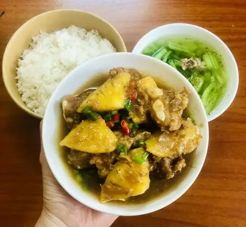 Hình ảnh Cơm Nóng Sườn Non Kho Thơm