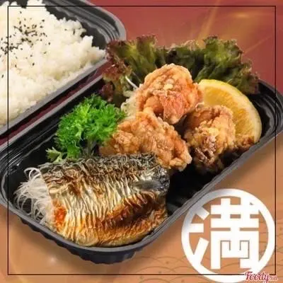 Hình ảnh Cơm gà chiên & cá thu nướng muối