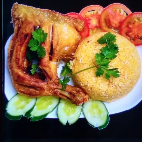 Hình ảnh Cơm Gà xối Mỡ Đùi Góc Tư Chiên giòn