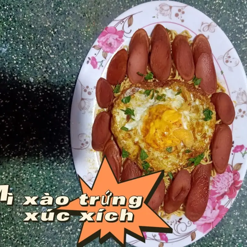 Hình ảnh Mì xào trứng xúc xích.