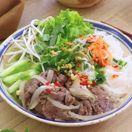Hình ảnh Bún thịt bò xào củ hành 
