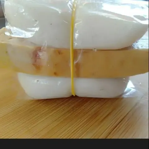 Hình ảnh BÁNH DÀY KẸP CHẢ QUẾ