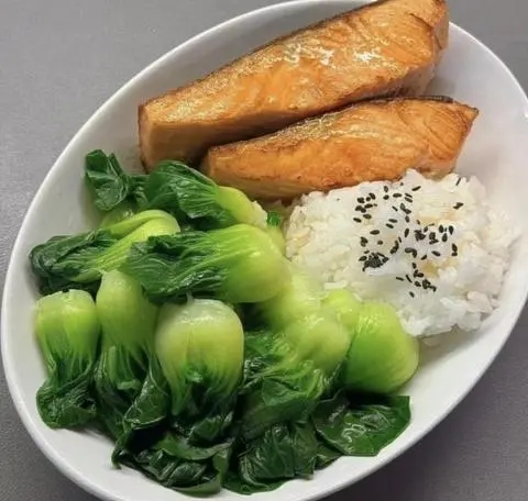 Hình ảnh Cá hồi áp chảo - cải thìa - cơm trắng