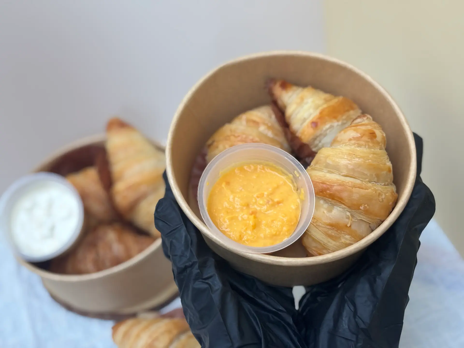 Hình ảnh Croissant chấm sốt trứng muối
