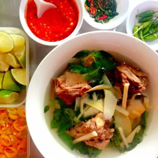 Hình ảnh Bún gà nấu lẩu lá é - tô nhỏ