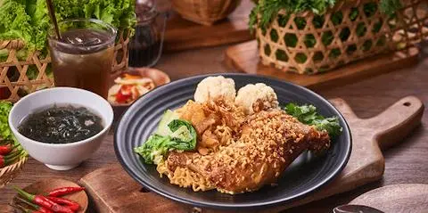 Hình ảnh Combo Cơm Gà Góc Tư Sốt Mắm Tỏi + Canh Rong Biển Thịt Bằm + Sâm Lạnh