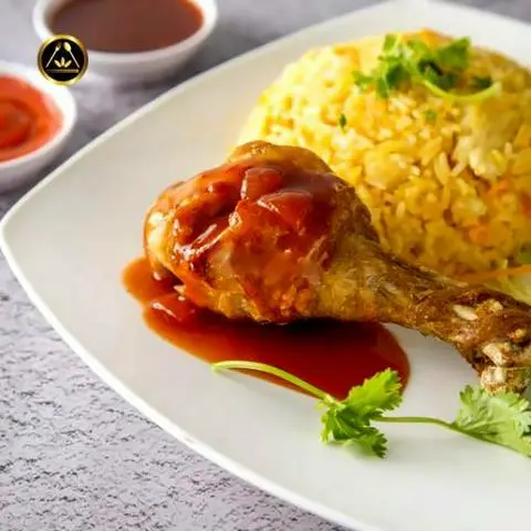 Hình ảnh Cơm chiên dương châu  - đùi tỏi xốt mắm