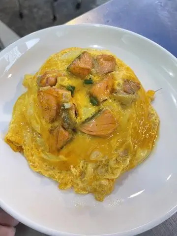 Hình ảnh Cơm cá hồi phủ trứng