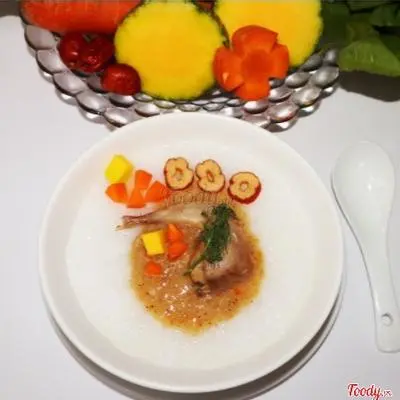 Hình ảnh Cháo chim cút hầm táo đỏ