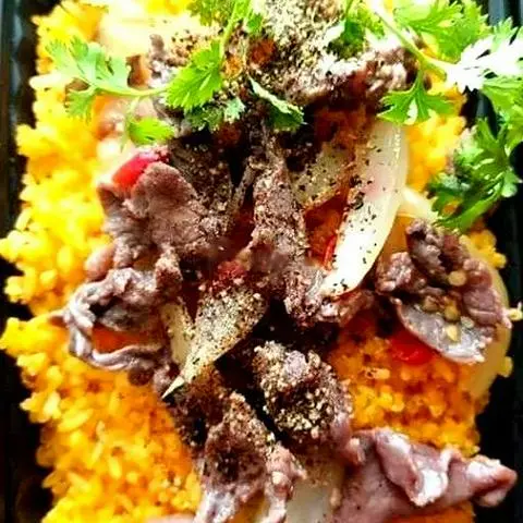 Hình ảnh Cơm chiên bò xào củ hành