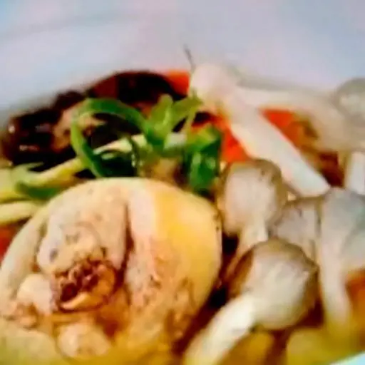 Hình ảnh Lẩu gà nồi nấu nấm
