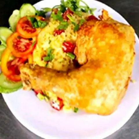 Hình ảnh Cơm chiên dương châu - đùi gà góc tư xốt nước mắm