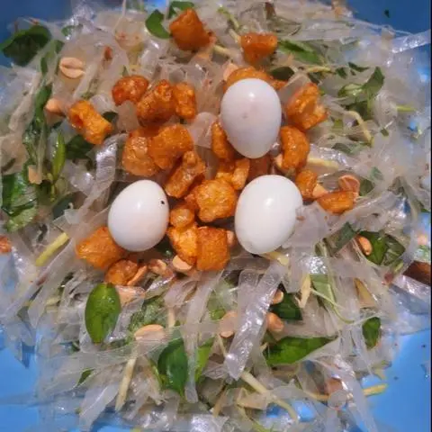 Hình ảnh Bánh Tráng Trộn Dầu Hành Tóp Mỡ, Trứng Cút