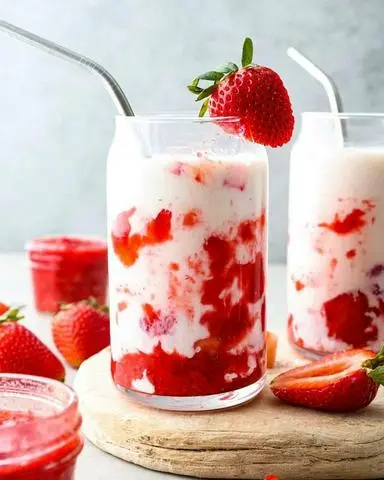 Hình ảnh Sữa chua lắc dâu