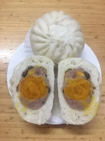 Hình ảnh Bánh Bao Thịt (1 Trứng Muối)