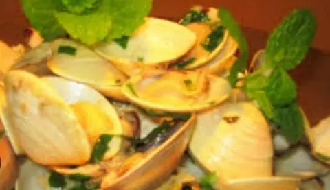 Hình ảnh Nghêu xào lá quế