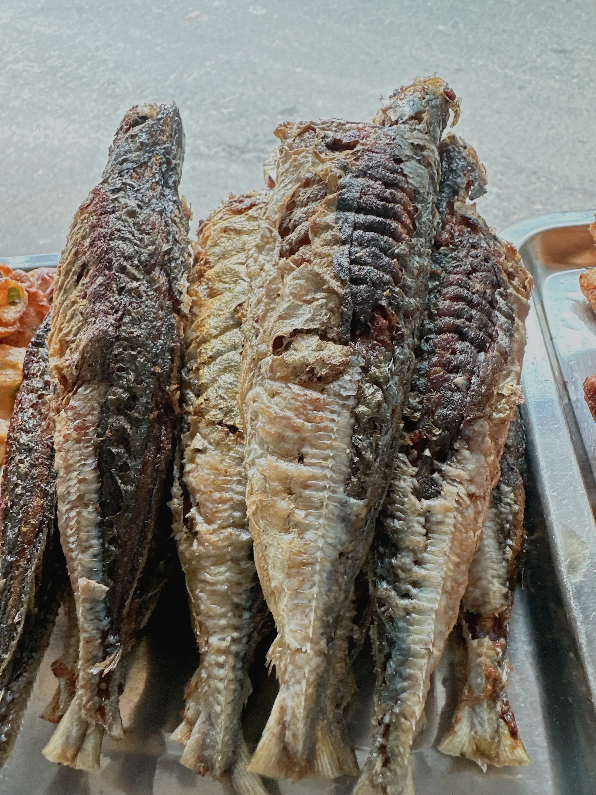 Hình ảnh Cơm Cá Nục Chiên