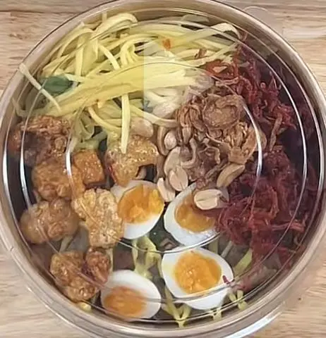Hình ảnh Bánh tráng trộn da heo trứng cút khô bò